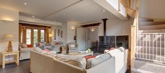 Long Barn - sleeps 14 guests  in 7 bedrooms