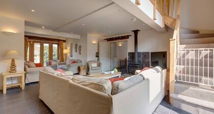 Long Barn - sleeps 14 guests in 7 bedrooms