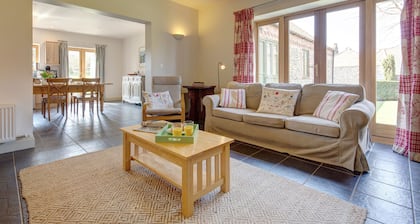 Wash House - sleeps 6 guests in 3 bedrooms