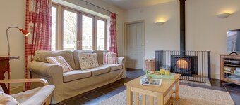 Wash House - sleeps 6 guests  in 3 bedrooms