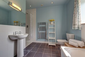 Baignoire, sèche-cheveux