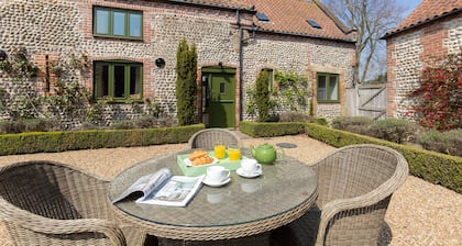 Workshop - sleeps 8 guests in 4 bedrooms