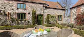 Workshop - sleeps 8 guests in 4 bedrooms