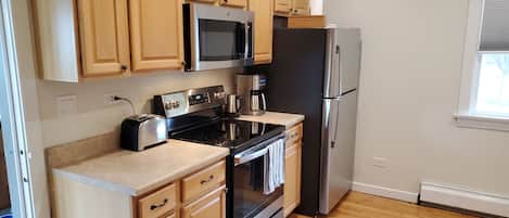 Refrigerador, microondas, horno y parrilla de estufa