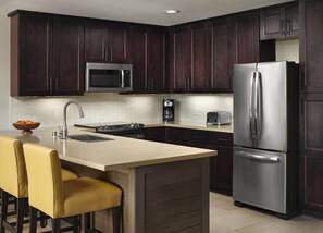 Jääkaappi, mikroaaltouuni, uuni, liesi