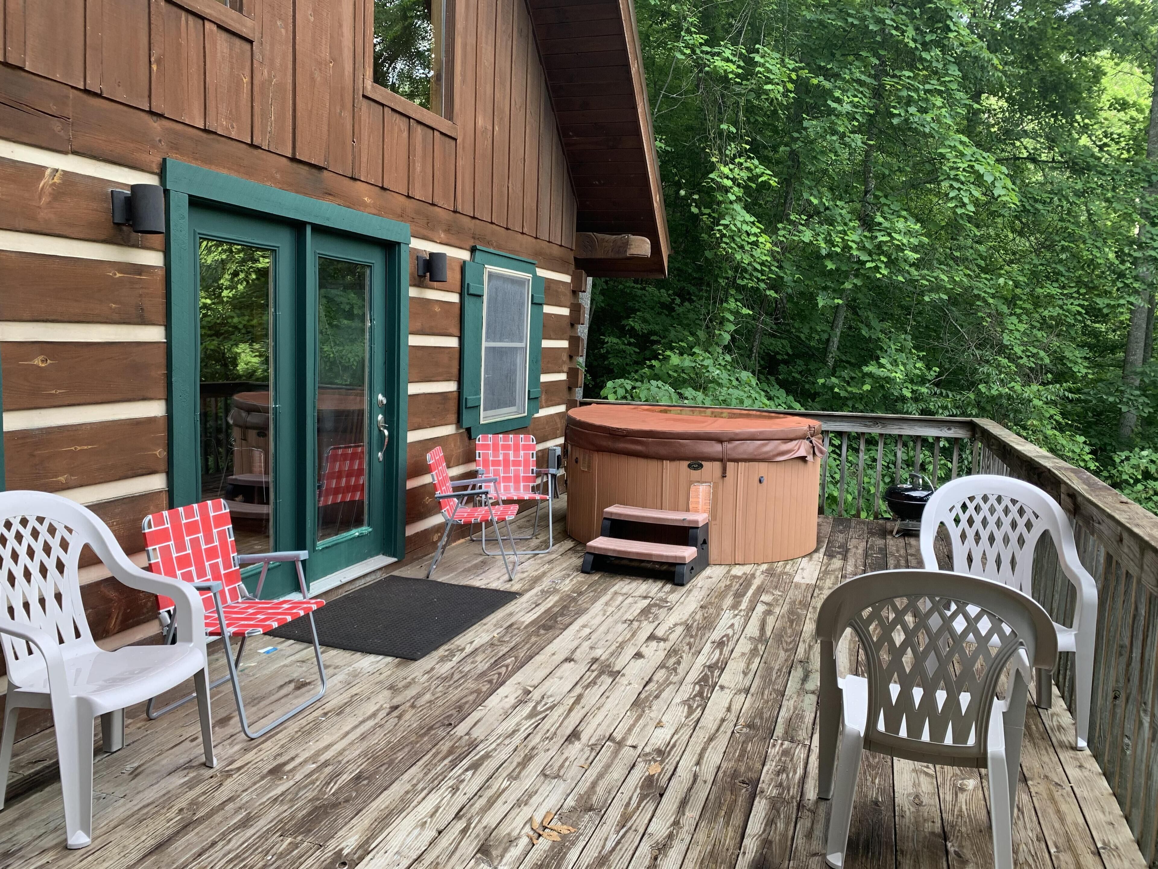 Spacious 2 bedroom/2 bath cabin with a hot tub in Red River Gorge