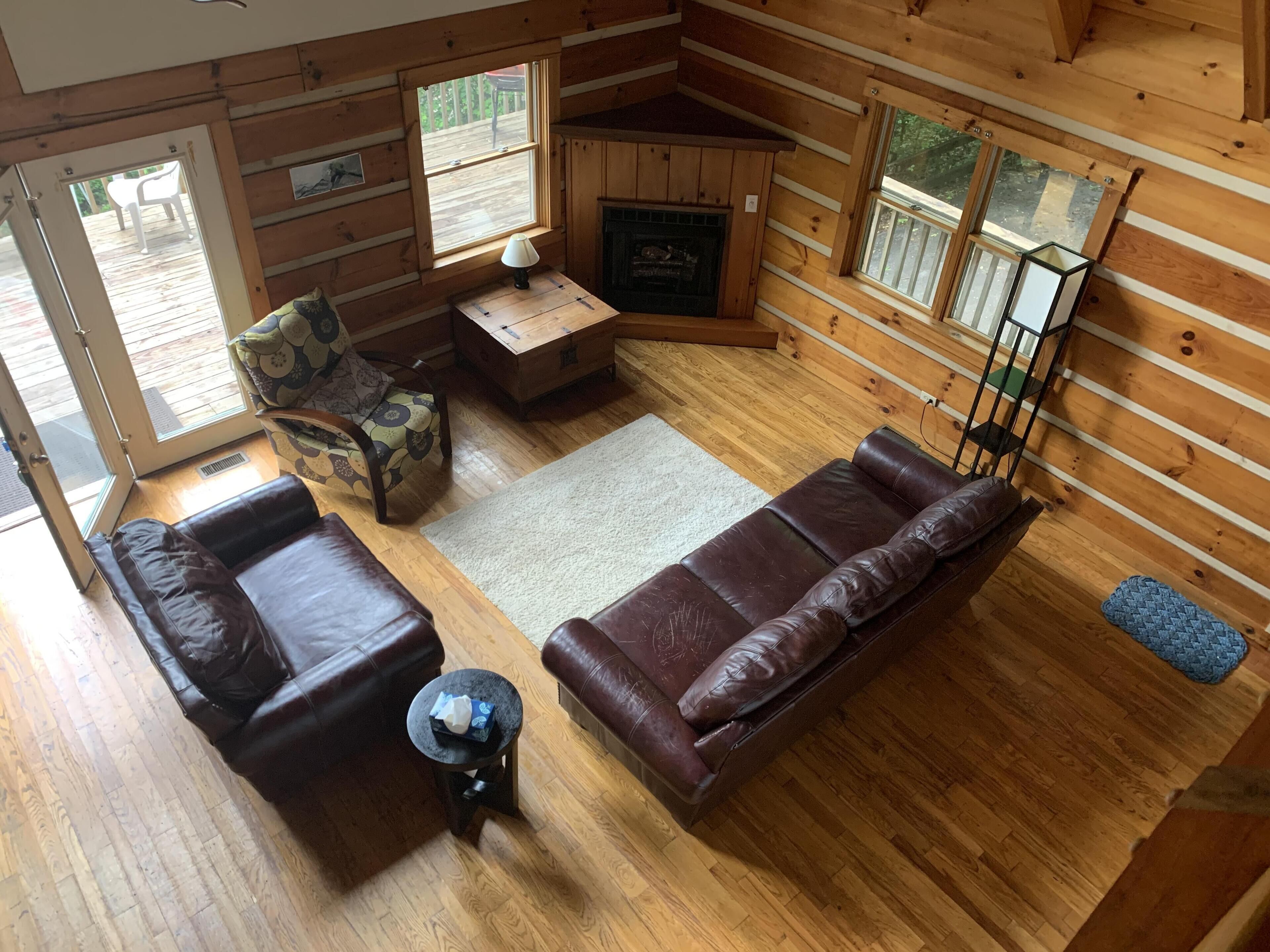 Spacious 2 bedroom/2 bath cabin with a hot tub in Red River Gorge