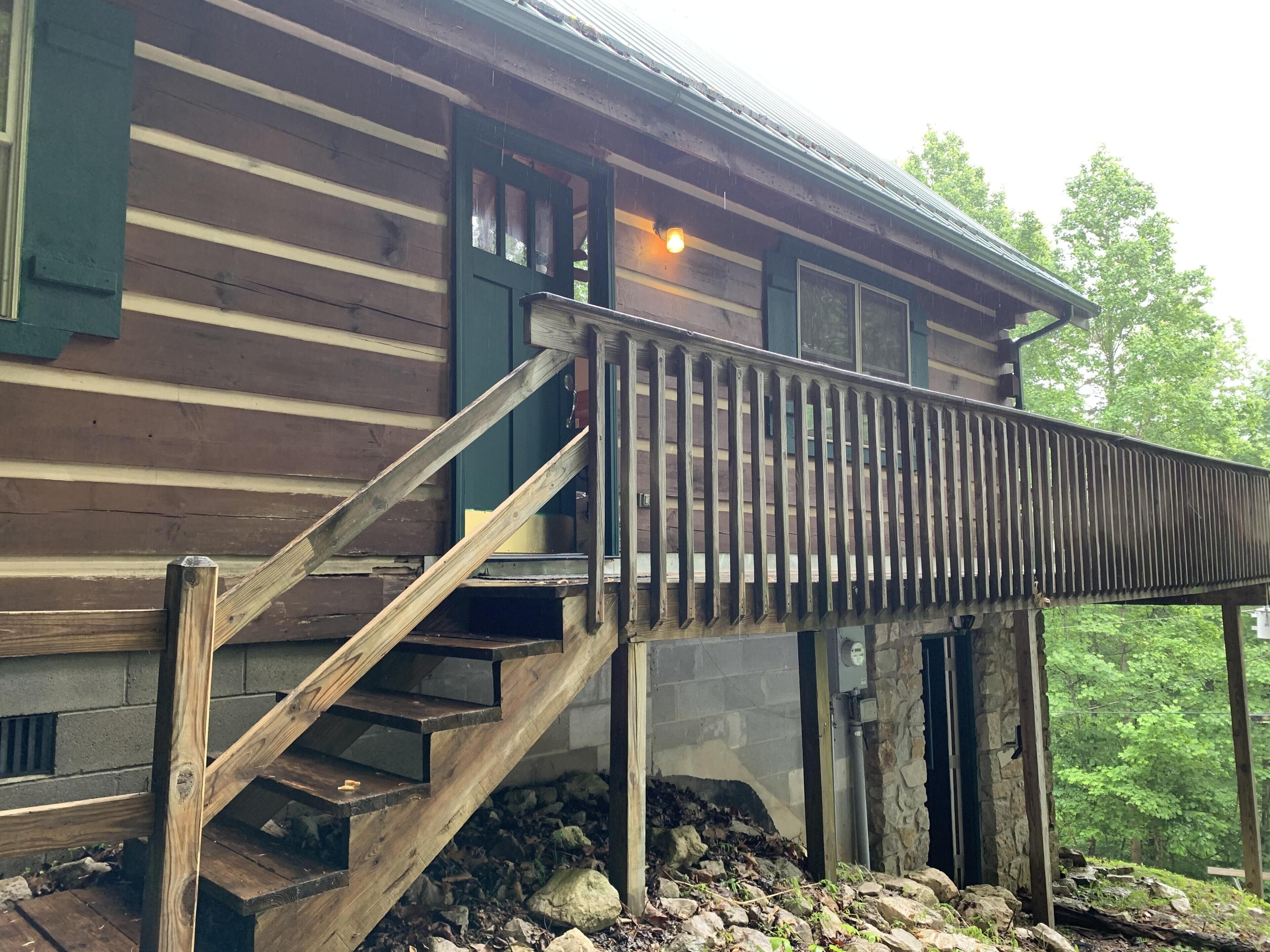 Spacious 2 bedroom/2 bath cabin with a hot tub in Red River Gorge