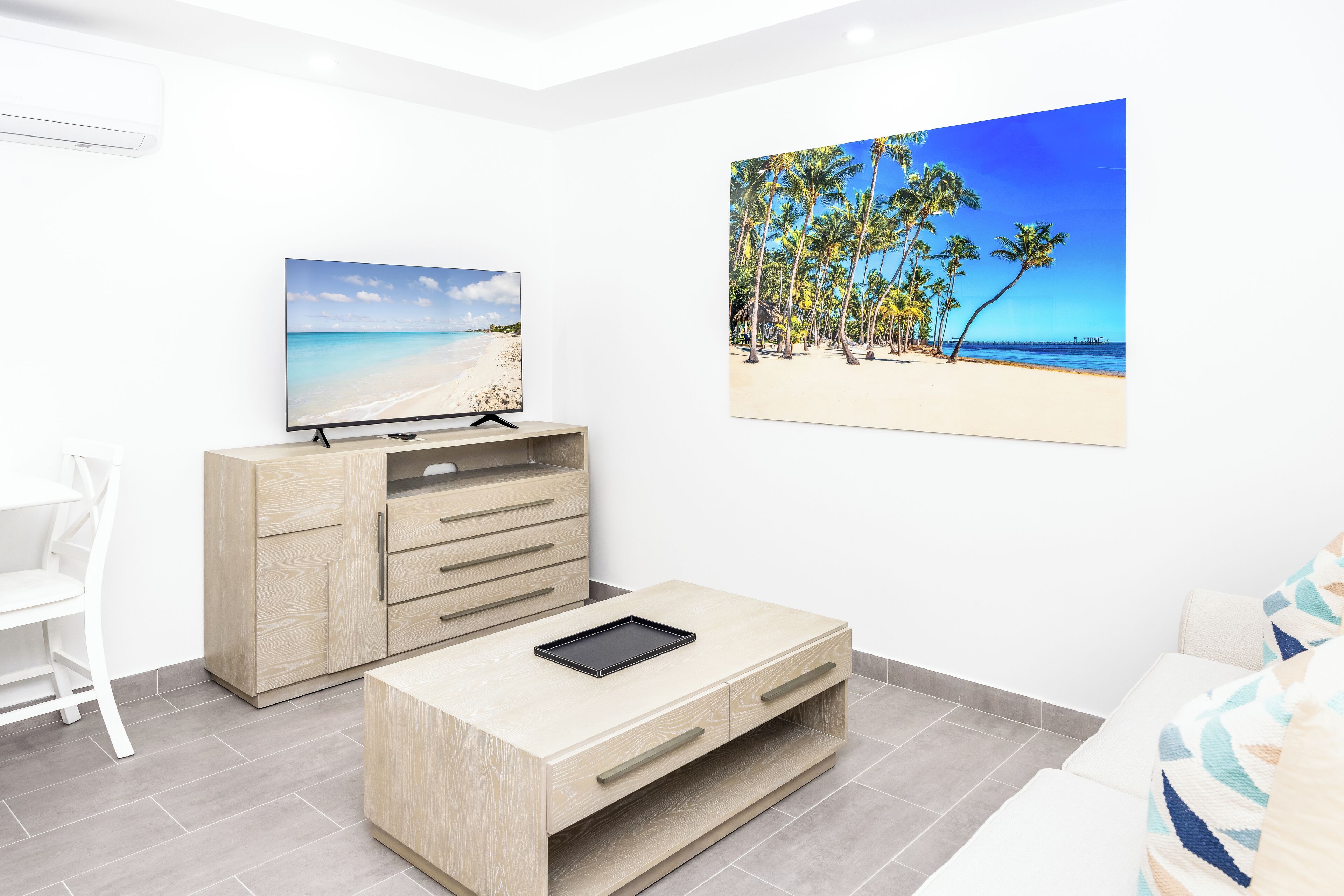 55-inch tv with cable channels, netflix, hulu