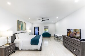 Allergitestet sengetøy, senger med overmadrass og safe på rommet