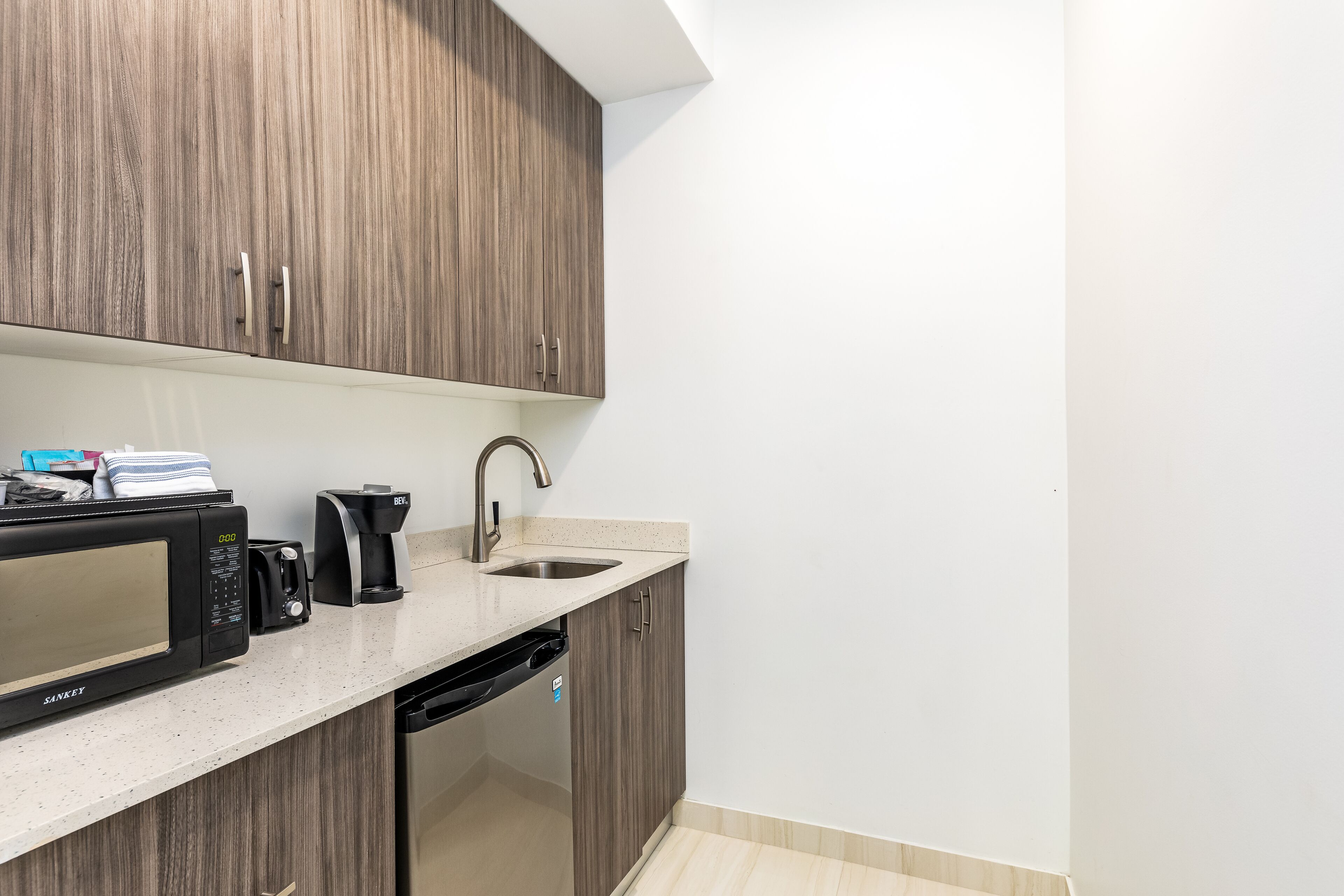 microwave, dishwasher, coffee/tea maker, electric kettle