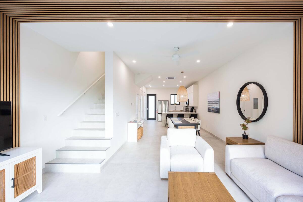 55-inch tv with cable channels, netflix, hulu