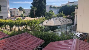 Ein modernes Gebäude mit Wintergarten und roten Ziegeldächern.