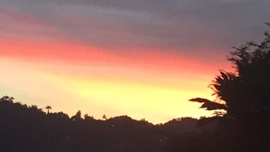 Un atardecer con un cielo degradado que va del naranja al morado.