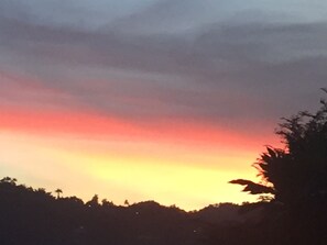 Un atardecer con un cielo degradado que va del naranja al morado.