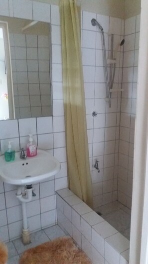 Suihkun ja ammeen yhdistelmä, ympäristöystävälliset hygieniatuotteet