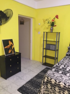 1 dormitorio, escritorio, tabla de planchar con plancha y wifi gratis