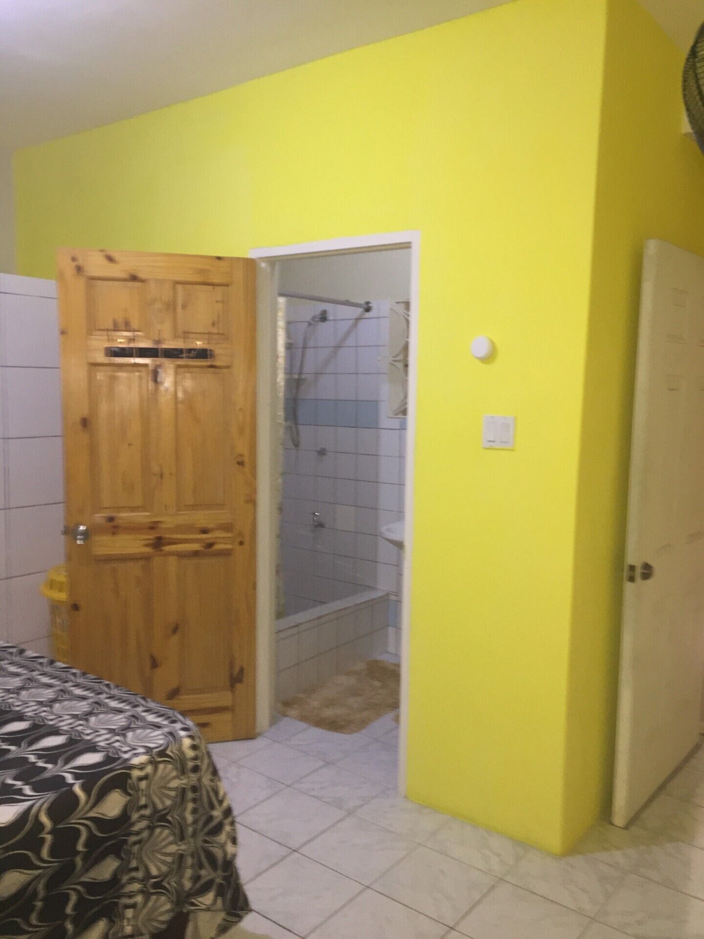 Een bad/douchecombinatie, milieuvriendelijke toiletartikelen
