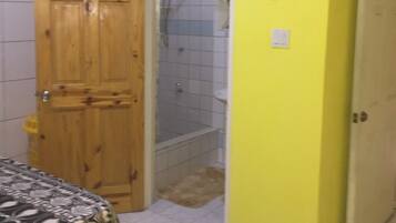 Een bad/douchecombinatie, milieuvriendelijke toiletartikelen