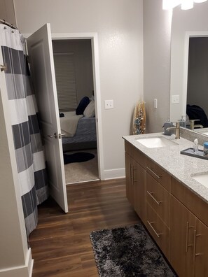 Tina con regadera, tina de hidromasaje, toallas, jabón 