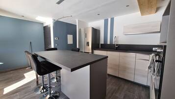 Réfrigérateur, micro-ondes, four, plaque de cuisson