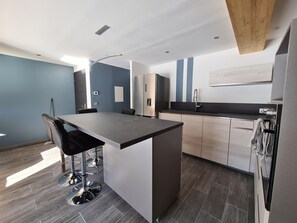 Réfrigérateur, micro-ondes, four, plaque de cuisson