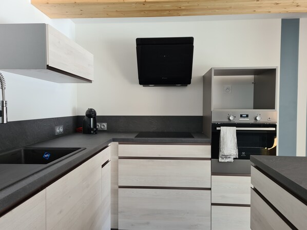 Køleskab, mikrobølgeovn, ovn, kogeplade