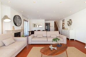 Smart-TV, DVD-Player, Bücher, Stereoanlage