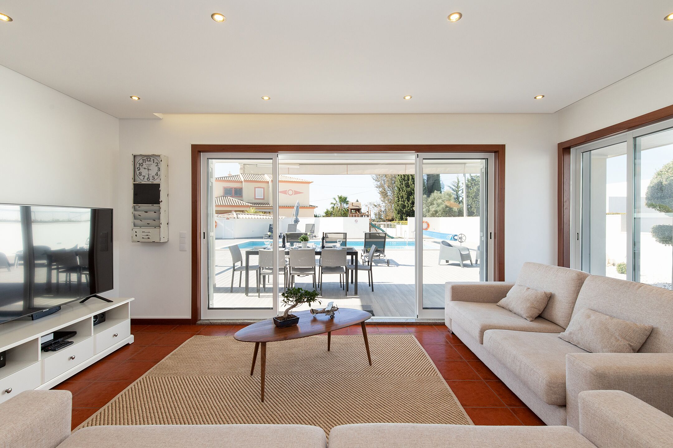 Smart TV, DVD player, books, stereo