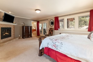 4 slaapkamers, een bureau, een strijkplank/strijkijzer, reisbedje
