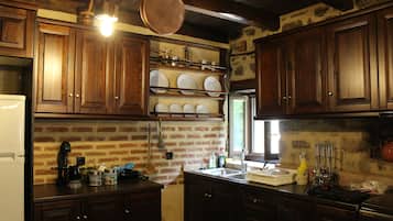 Fridge, oven, coffee/tea maker, electric kettle