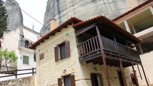 Un bâtiment en pierre doté d’un balcon et d’une enseigne indiquant « Hôtel et spa ».