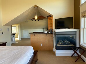 4 bedrooms, iron/ironing board, travel crib, free WiFi