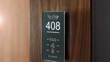 Un panel digital negro sobre una puerta de madera con el texto "My Story GDYNA 408 IQ Controls".