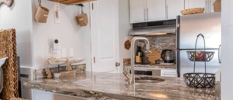 冷蔵庫、電子レンジ、オーブン、コンロ