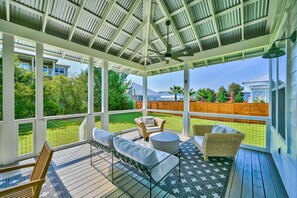 Terrace/patio - 4 Bedroom Gorgeous Beachy Home - Resort Pool - 6 Seater Golf Cart (Santa Rosa Beach)