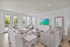 TV - 4 Bedroom Gorgeous Beachy Home - Resort Pool - 6 Seater Golf Cart (Santa Rosa Beach)