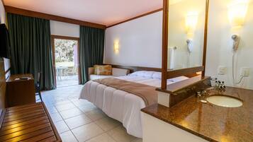 Suíte, Varanda | 1 bedroom, hypo-allergenic bedding, minibar, in-room safe