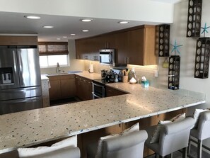 Microondas, horno, placa de cocina y lavavajillas