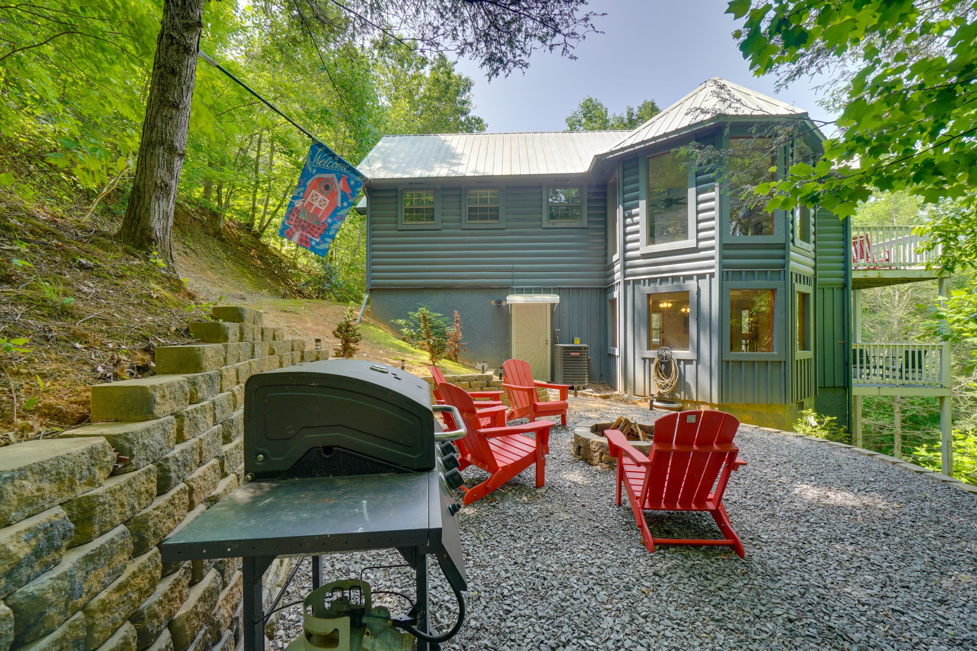 'Hillside Happiness' 9 Miles to Pigeon Forge!