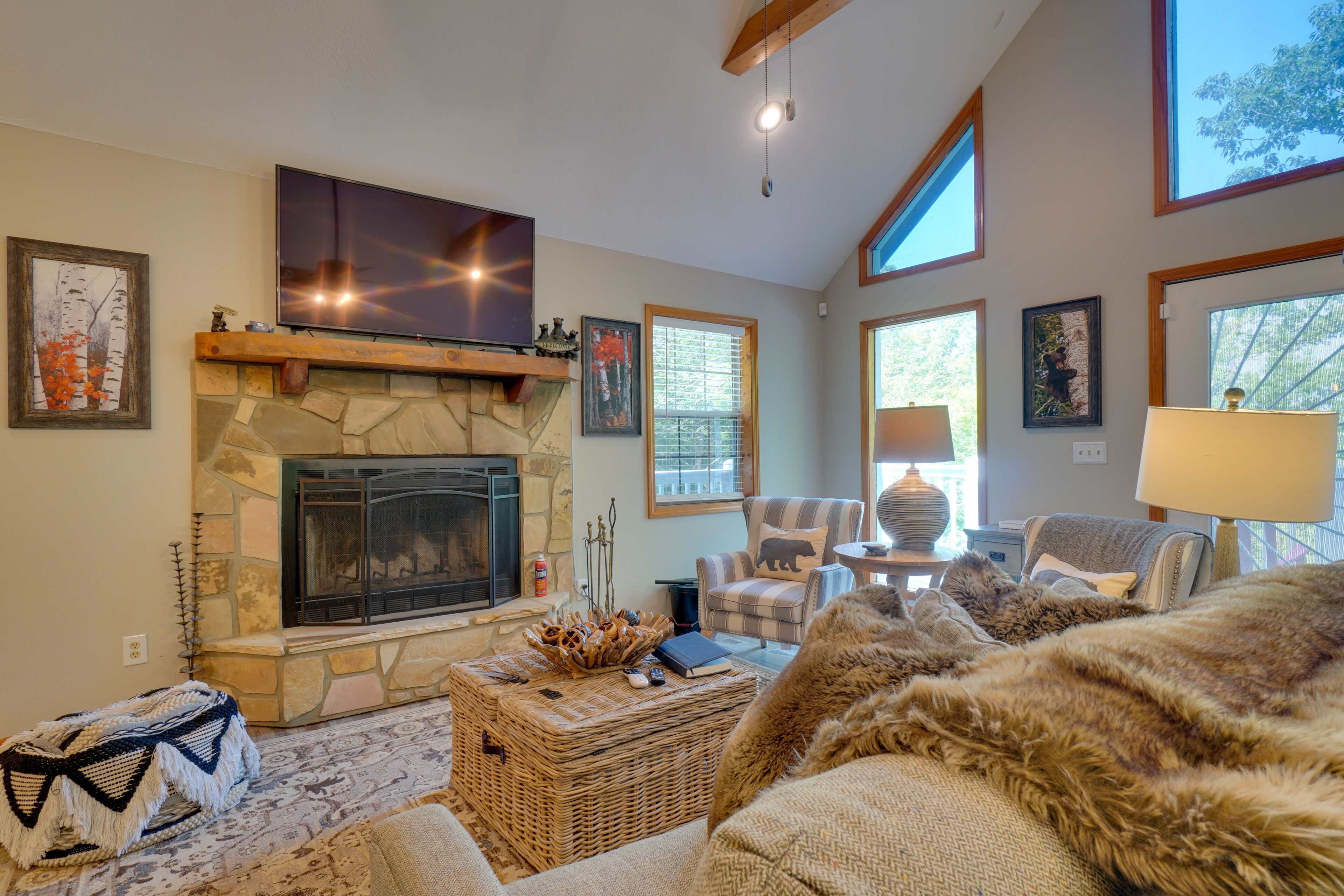 'Hillside Happiness' 9 Miles to Pigeon Forge!