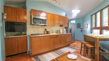 KĂŒhlschrank, Mikrowelle, Herdplatte, Wasserkocher mit Kaffee-/Teezubehör