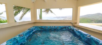 Modern 1 Bedroom: "Garden Suite" Amazing Views on Luxury Villa