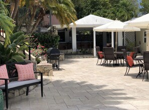 تناول الطعام بالخارج