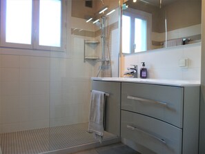 Douche, sèche-cheveux, serviettes fournies, savon