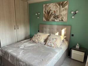 3 bedrooms, desk, iron/ironing board, travel cot