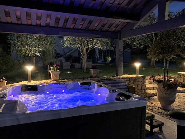 Outdoor spa tub
