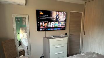 3 chambres, bureau, fer et planche à repasser, lit parapluie