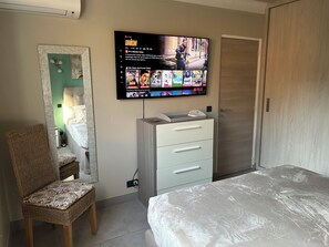 3 Schlafzimmer, Schreibtisch, Bügeleisen/Bügelbrett, Reisekinderbett