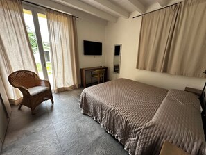4 bedrooms, desk, iron/ironing board, travel cot